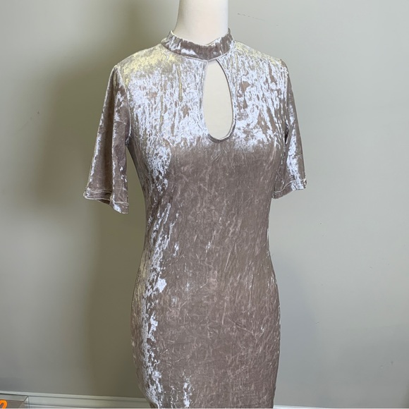 Love J Woman’s Beige Velvet Dress Size Medium - Picture 13 of 15